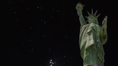 独立一天庆祝活动烟花7月美国雕像自由爆炸光荣的显示